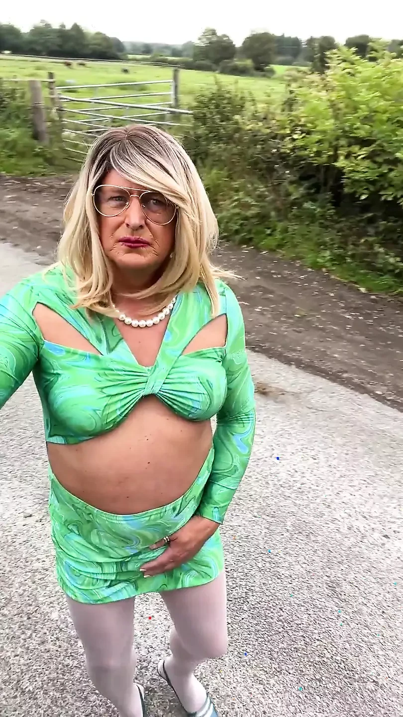 Amatör crossdresser Kellycd2022 Sexig MILF onanerar ner i körfältet