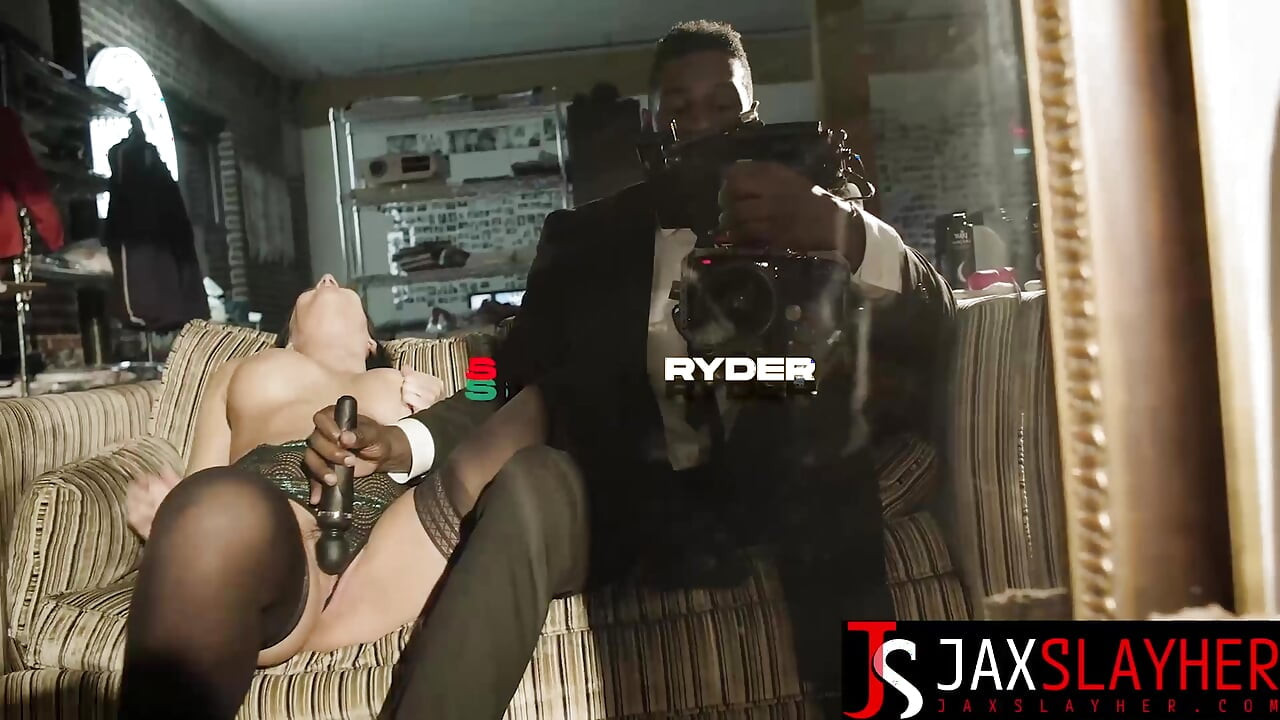 Гореща мацка с голям задник Шина Райдър съблазнява оператора