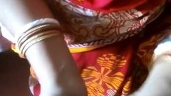 印度美丽的家庭主妇与男友的自制性爱，清晰的音频