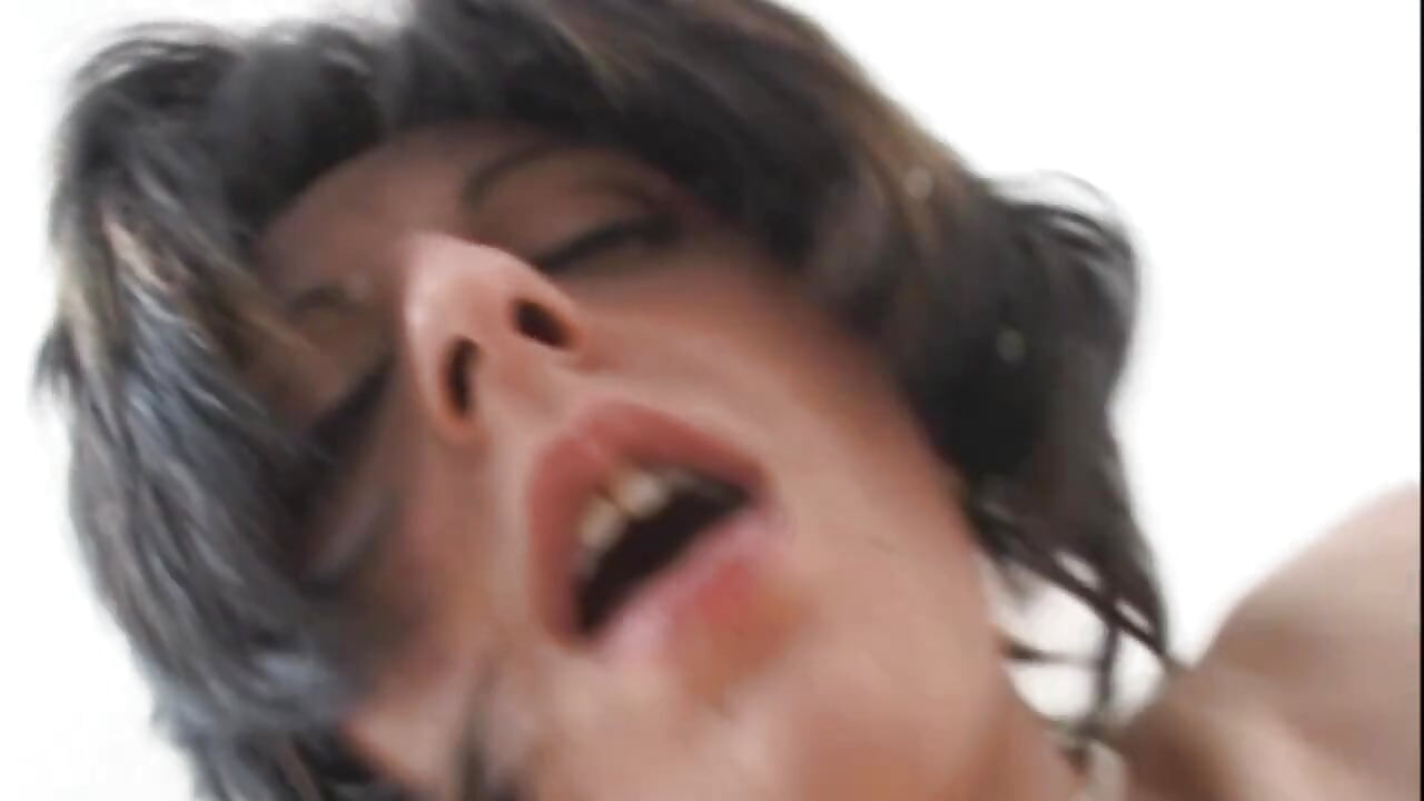 Besharm sauteli bahan kaimre ke samne chudaee kar rahi hai