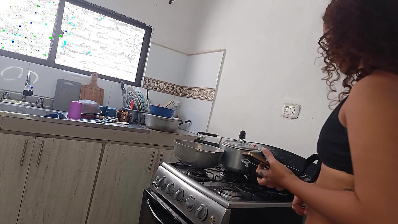 Cewek itu minta aku ngocok kontol adik tiriku sampai crot di dalam