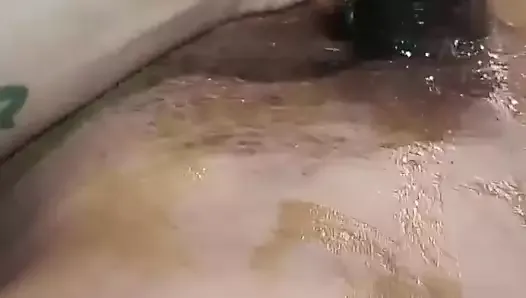 Une grosse bite totalement trempée dans de l’huile pour le corps et une masturbation torride - POV