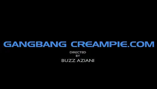 Невинная девушка снимает одежду в интервью