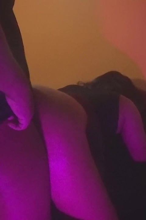 Curvă asiatică sexy Hope care are parte de lovituri pe la spate