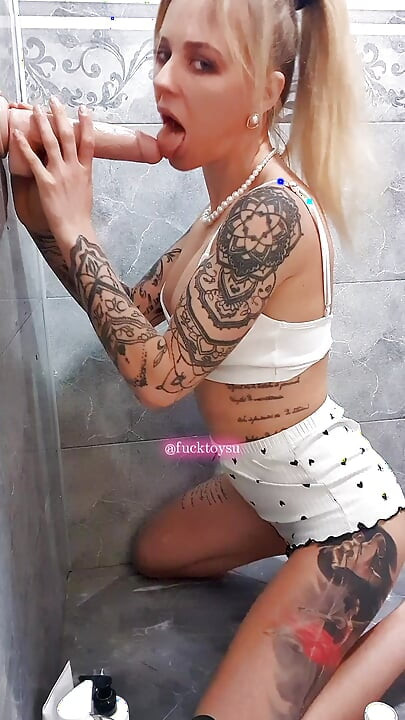 Slatka beba gutljivo duboko gutljivo veliki dildo, intenzivno jahanje sa igrom lažne sperme i prljavim orgazmom