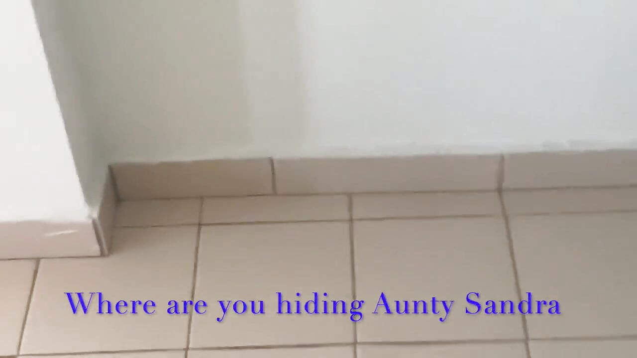 Tatie Sandra En Corset Blanc, Bas Rht Et Robe Transparente