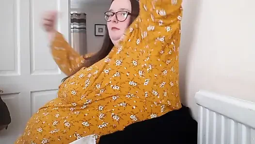 Cewek super semok ini lagi asik ngentot perut dan keripik