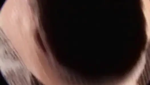 Gadis seksi ini lagi asik goyangin memeknya di sofa sampai dicrot di mulut