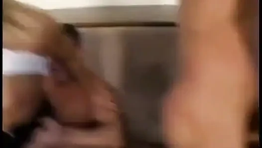 Heiße blonde schlampen bekommen gangbang auf der couch