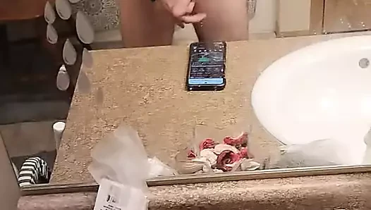 Aynada yarağımı gösteriyorum