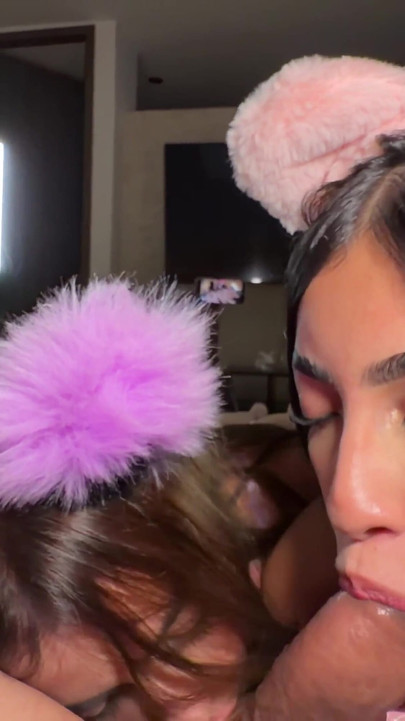 رباعية - رجل محظوظ يتلقى سخا في رباعية مع ثلاث فتيات يبلغن من العمر 18 عاما | مقطع 2