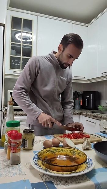 Cooking Naked And Cumming On The Food