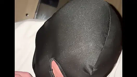 Evli kadın ve kocası edepsiz seks yapıyor. Siyah dildo, yumruk sokma, dölleme, boşalma