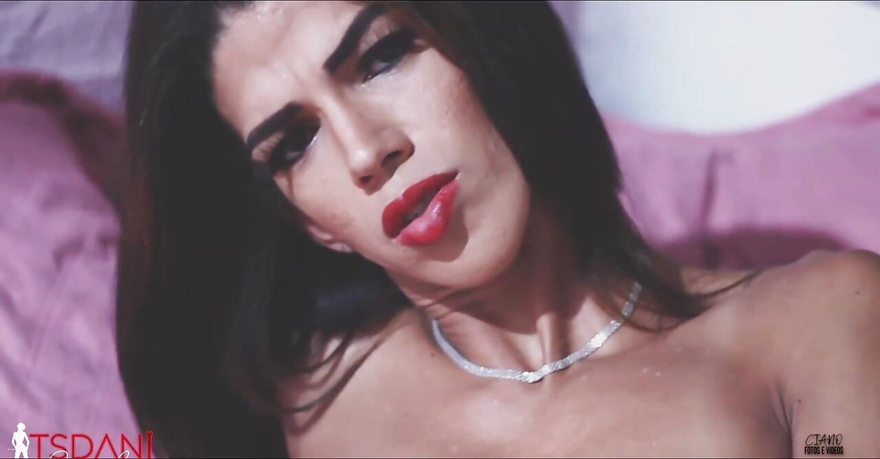 A Beautiful Photoshoot at Home with Daniela Santos Releasing Lots of Milk for You.