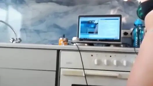 Dea si seksi lagi asik twerking di live streaming