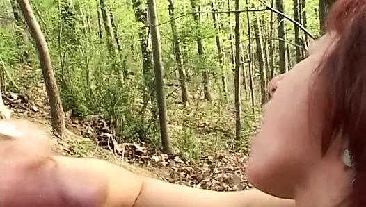 Мама Andrea в парке занимается сексом с молодыми геями