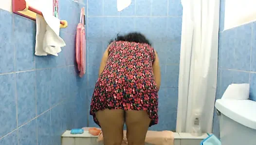 Bakire üvey kızımı banyoda kocamın yarağını emerken yakaladım ve ona yüze üçlü seks ve işeme yüzü yaptırdım