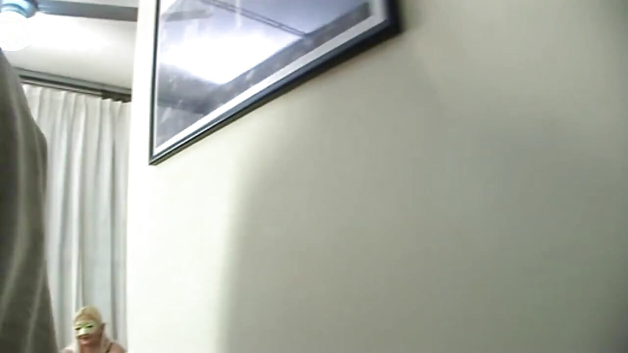 MILFka v masce je ošukaná mladším klukem