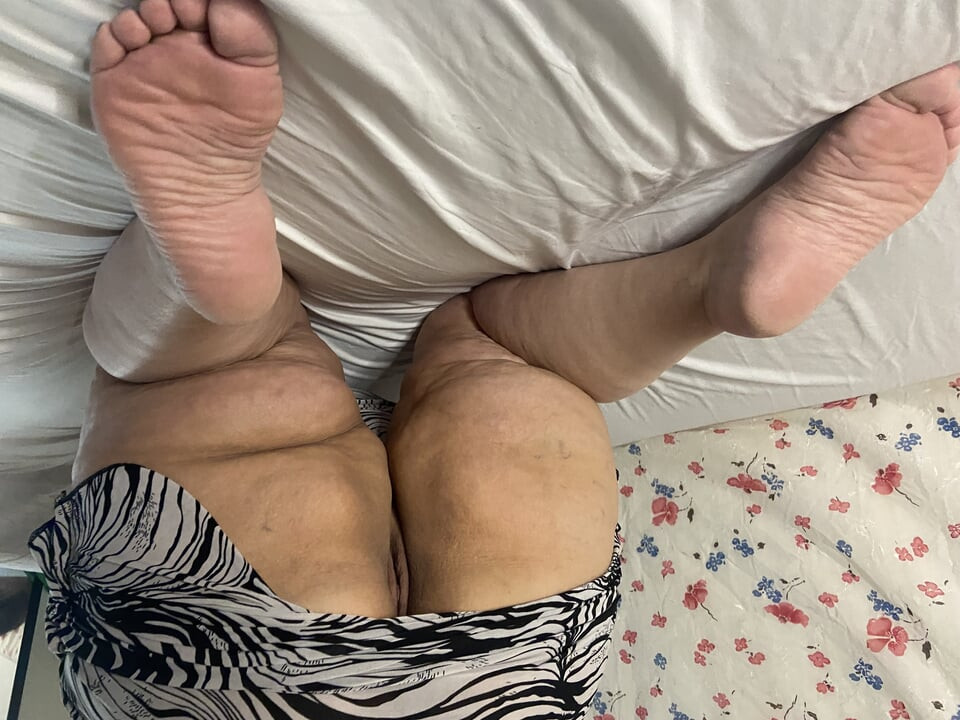 Me fode com força e bem no meu quarto