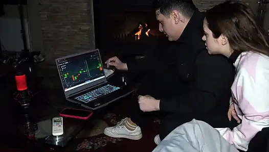 Luchiibb şişman gavatın yanında erkek arkadaşının en iyi arkadaşını sikiyor! Creampie