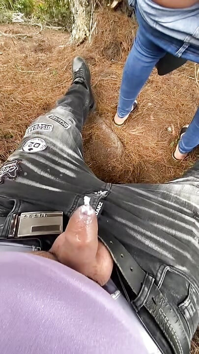 Eu enche minha buceta de leite na floresta