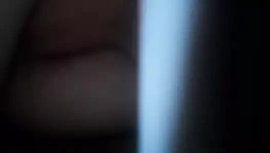 Мастурбирует игрушкой