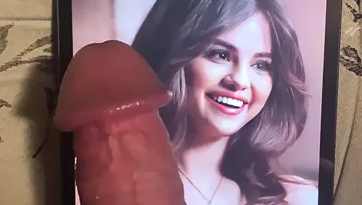 Selena Gomez boşalıyor