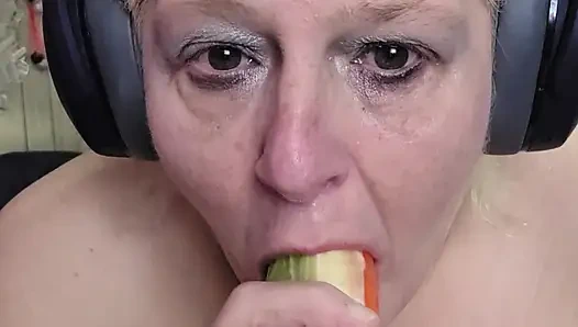 Большой пизде заткнули рот этой шлюхе кляпом