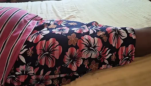 Milf ibu tiri saat beristirahat di tempat tidur