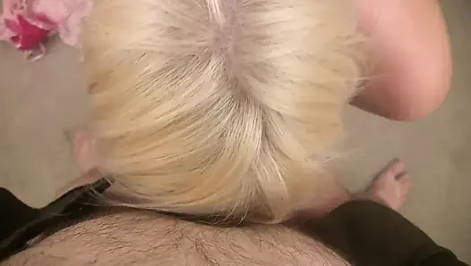 Возбужденная блондинка по соседству: твердые сиськи и бритая киска, отсос жесткого члена