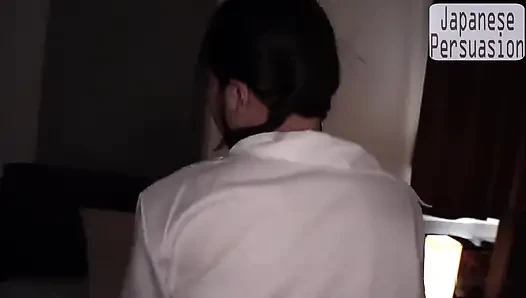 Sikap dingin si cantik didorong sampai batasnya dan secara bertahap menerima momen creampie yang intens