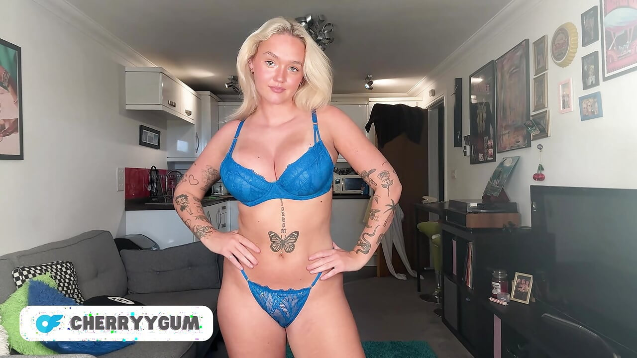 Bikini desnudo prueba el recorrido con enormes tetas