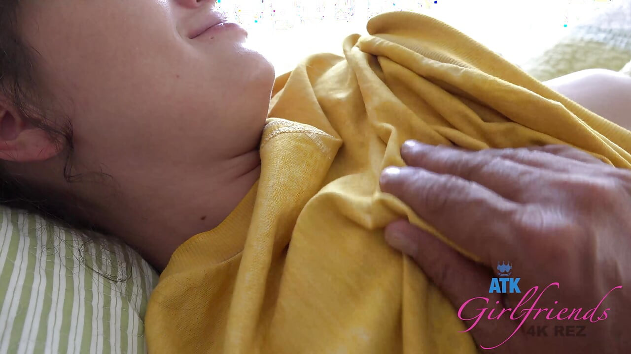 Gia Paige îți suge pula, fumează și are parte de o ejaculare înăuntru