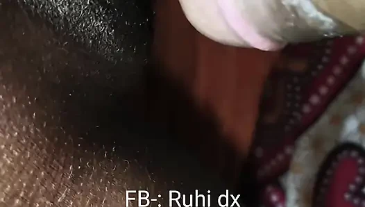 Kapde badalte waqt apni bahen ko dekha aur usne bula ke sex kiya