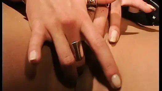 Heiße deutsche MILF lutscht kleinen schwanz und fickt sich mit dildo