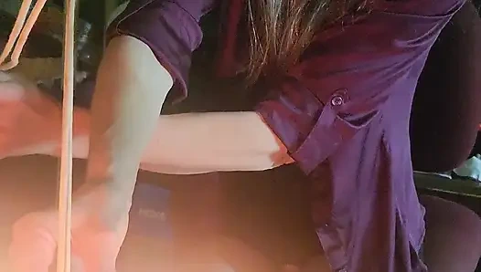 Goode kız mum ışığında taşakları kırbaçlıyor bakış açısı