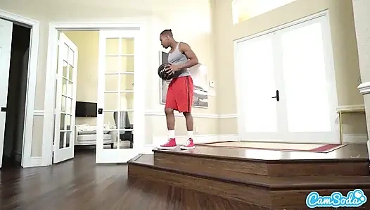 İri Göğüslü Üvey Anne Siyah Üvey Oğluna Banyoda Sürpriz Yapıyor