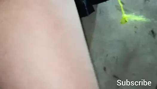 Aku lagi asik ngentot memek pacarku pakai mainan seks