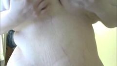 Une salope nue se fait gifler au visage en faisant sauter un ballon