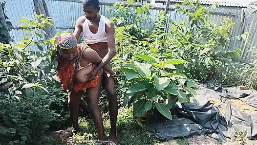 Istri desiku di hutan mein ngentot gaya doggy seks