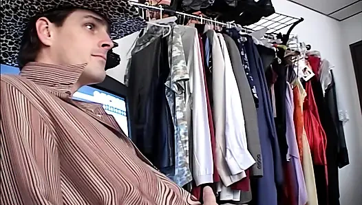 Горячая наездница имеет аудиторию, пока она трахается