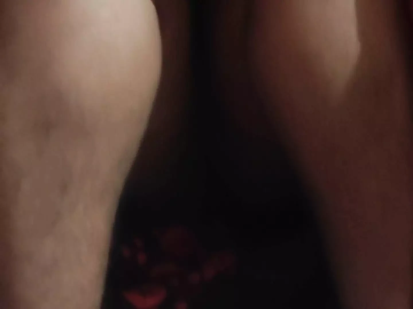 Indická bhabhi ukazuje své chlupaté nohy a užívá si