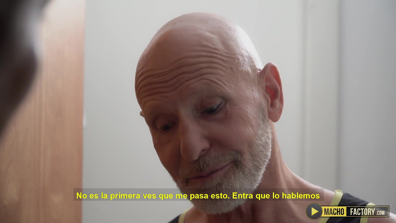 超级性感的爸爸benedictus得到一个大玩具和大鸡巴插他紧致的屁股