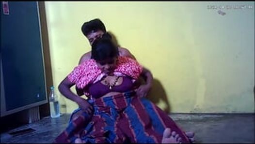 Indische dorpshuisvrouw en Housband hete grote borsten tonen