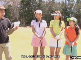 Nena asiática se desnuda en el campo de golf