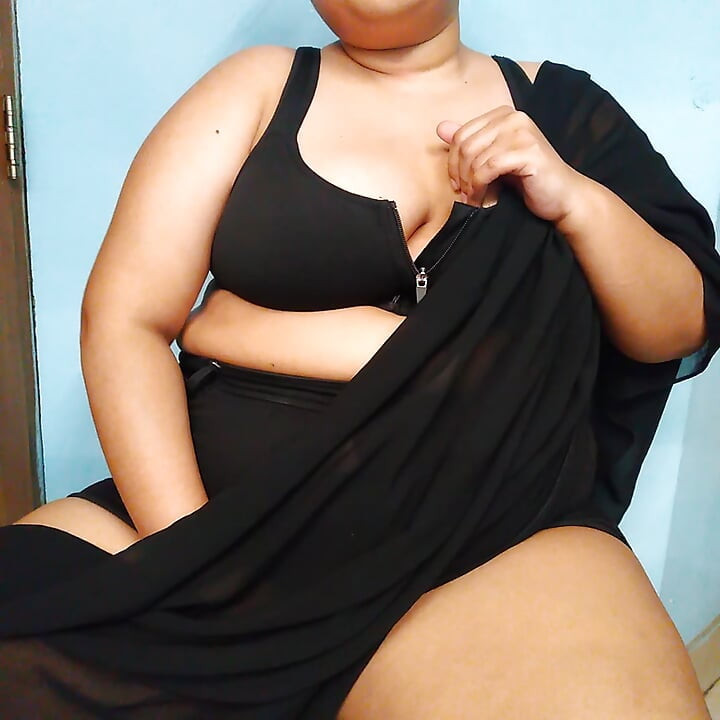 Hot girl khỏa thân live show - bộ ngực khổng lồ