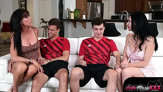 Futbol orta yaşlı seksi kadınlar sofie marie ve piper genç yarağa binmeyi seviyor