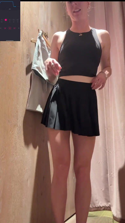 Soyunma odasındayken sert boşalıyor!! Yakalanmamayı umut ediyorum!