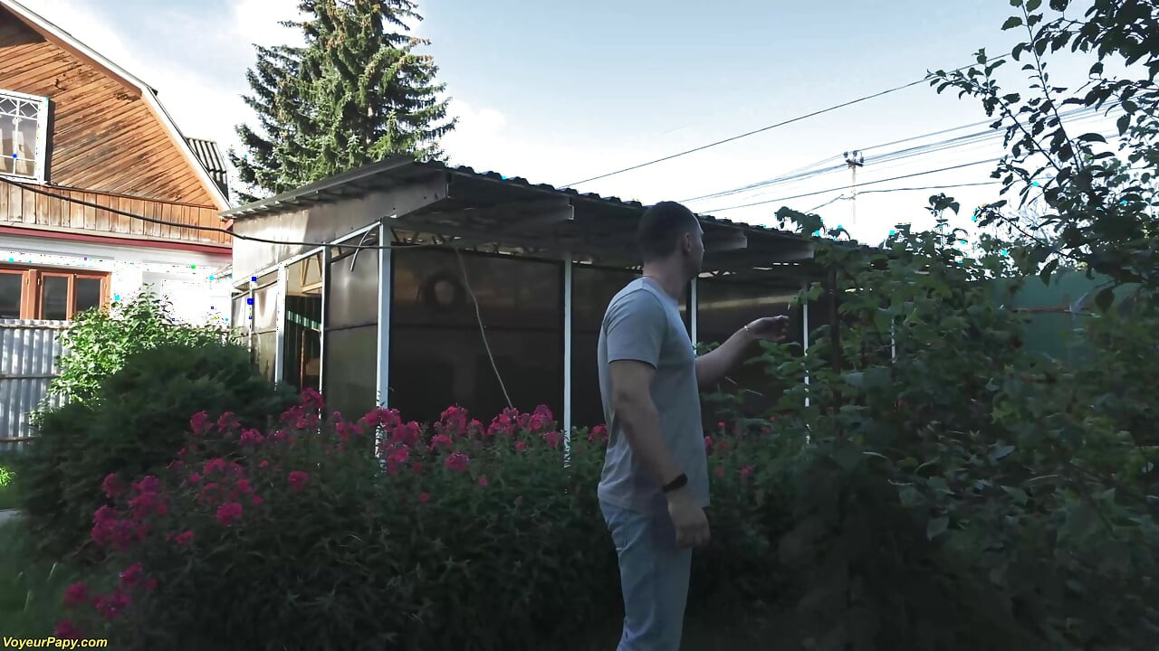 一个饥渴的偷窥爷爷舔我的老婆