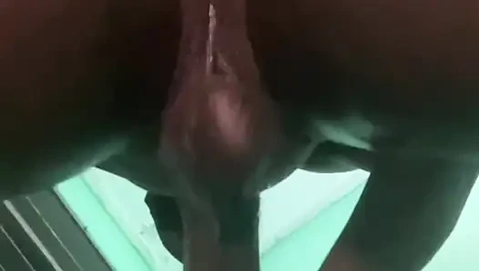 Bölüm 2 uzun yaraklı adam saklanıyor ve büyük siyah yarağını dövüyor